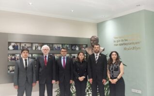 (TÜMER) Heyeti Azerbaycan Temasları Kapsamında Bakü Uluslararası Çok kültürlülük Merkezi Başkanı Sn. Revan Hasanov’u, kurumunda ziyaret etti